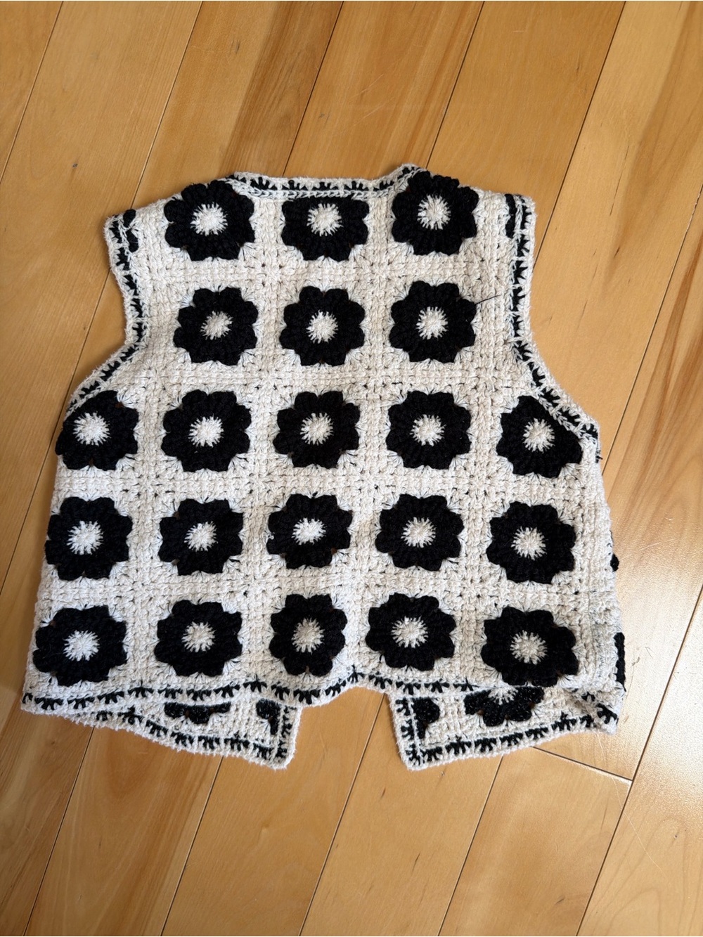 Zara Girls Granny Square Crochet Vest Black White Floral Boho 4-5Y - Picture 4 of 4